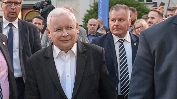 „Stoimy na STRAŻY normalności” – Kaczyński na konwencji PiS.