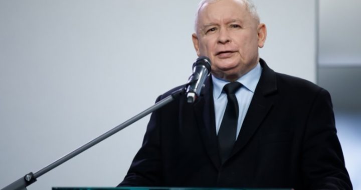 Kaczyński przemawiał na konwencji. NAGLE wszyscy zobaczyli BROŃ!
