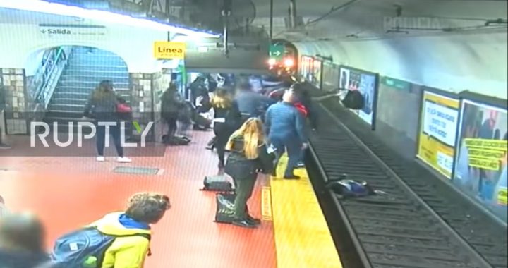 Horror na stacji metra! Mężczyzna wepchnął pod pociąg (…)!