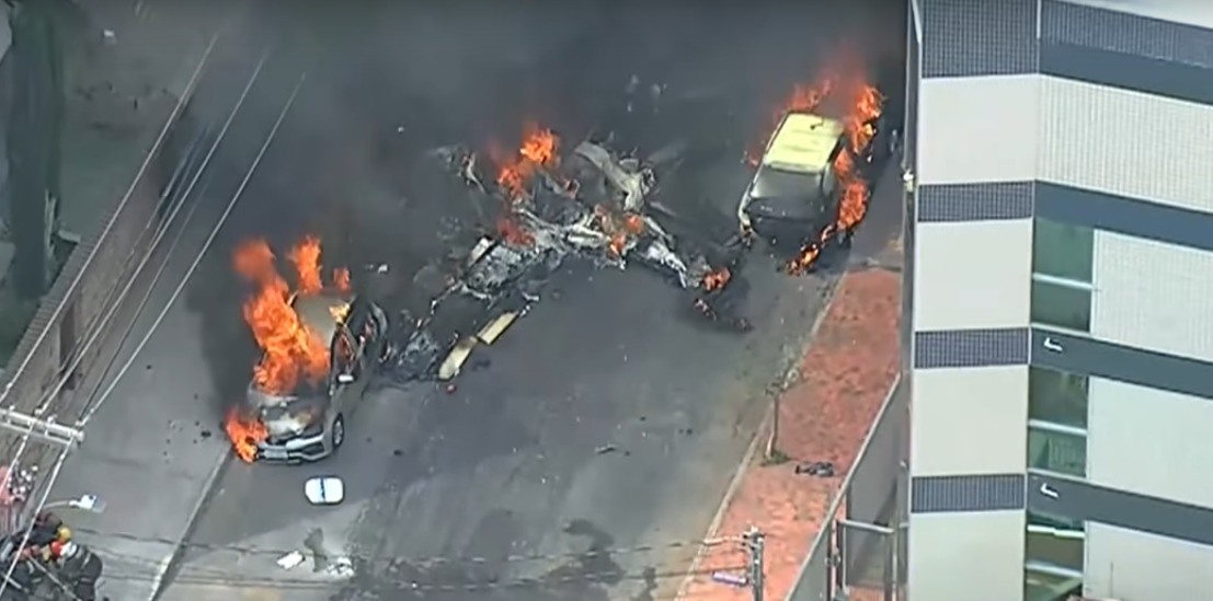 Przerażający wypadek w centrum stolicy! Samolot spadł na tłum przechodniów! samolot