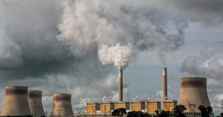 Emisja gazów cieplarnianych jest rekordowa. Mimo pandemii ciągle rośnie.