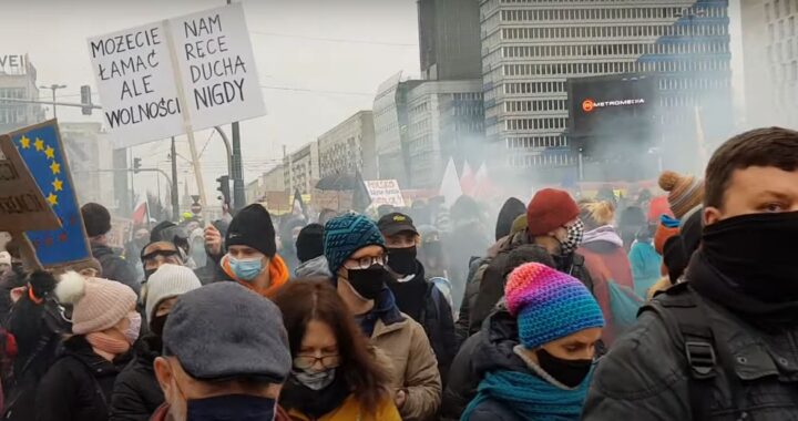 Mamy stan epidemii PIS – krzyczeli demonstranci w Warszawie. Na transparentach widniały hasła: „Obalamy rząd”