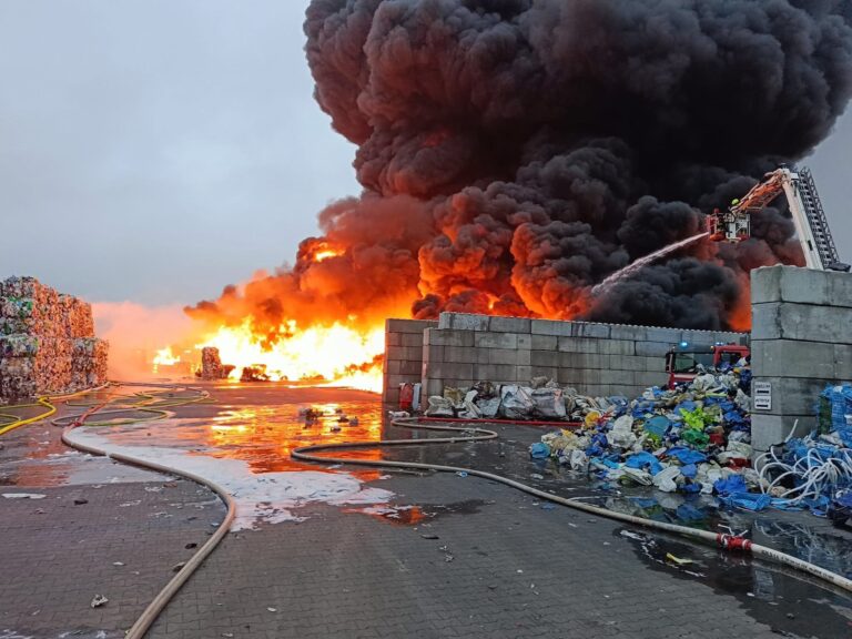 Wielki pożar składowiska odpadów pod Kraśnikiem. Strażacy walczyli z ogniem od świtu
