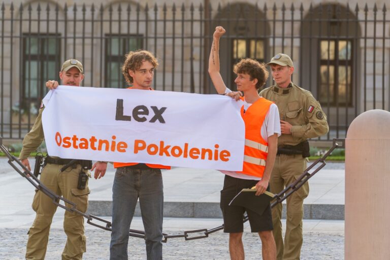 Aktywiści z Ostatniego Pokolenia na terenie Pałacu Prezydenckiego – kierują postulaty do przyszłego prezydenta