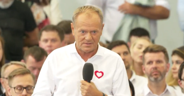 Donald Tusk w Pabianicach: „Precz z obcymi” – czy strach stanie się językiem polityki?