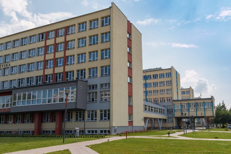 Kieleckie uczelnie poza czołówką. Jedna z nich ma poważny problem